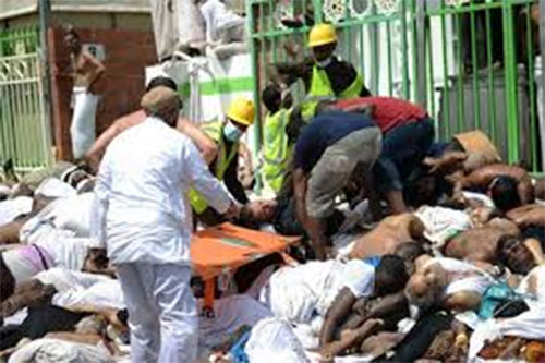 cadáveres amontonados en el suelo en Mina, Arabia Saudita El silencio de los musulmanes por los crímenes de Al Saud es catastrófico